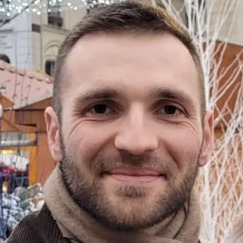 Portrait de Louis Brach, auteur et narrateur du podcast Légendes de France